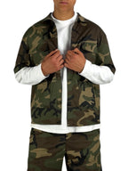 Camicia a manica corta camouflage uomo indossata dal modello