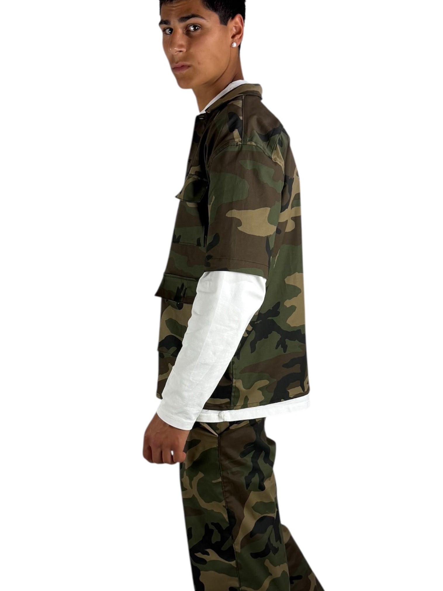 Camicia a manica corta camouflage uomo indossata dal modello vista laterale 