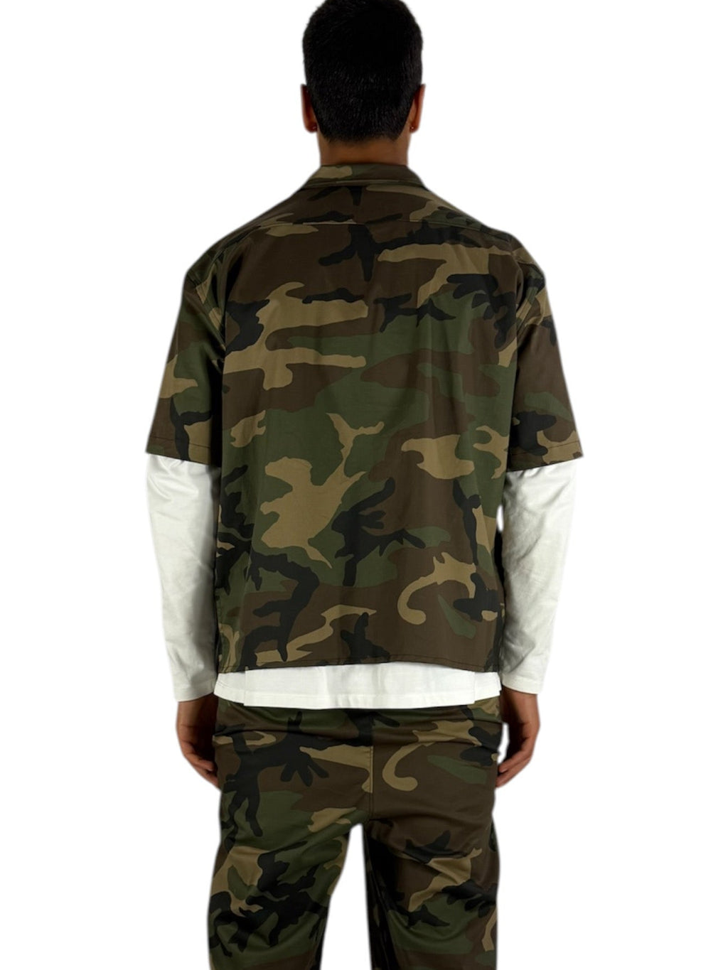 Camicia a manica corta camouflage uomo indossata dal modello vista posteriore 