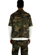 Camicia a manica corta camouflage uomo indossata dal modello vista posteriore 