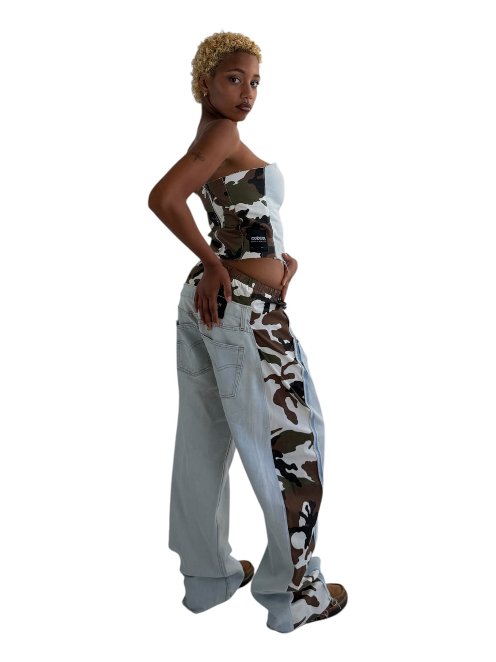 Camodenim top celeste donna indossato dalla modella vista interamente 