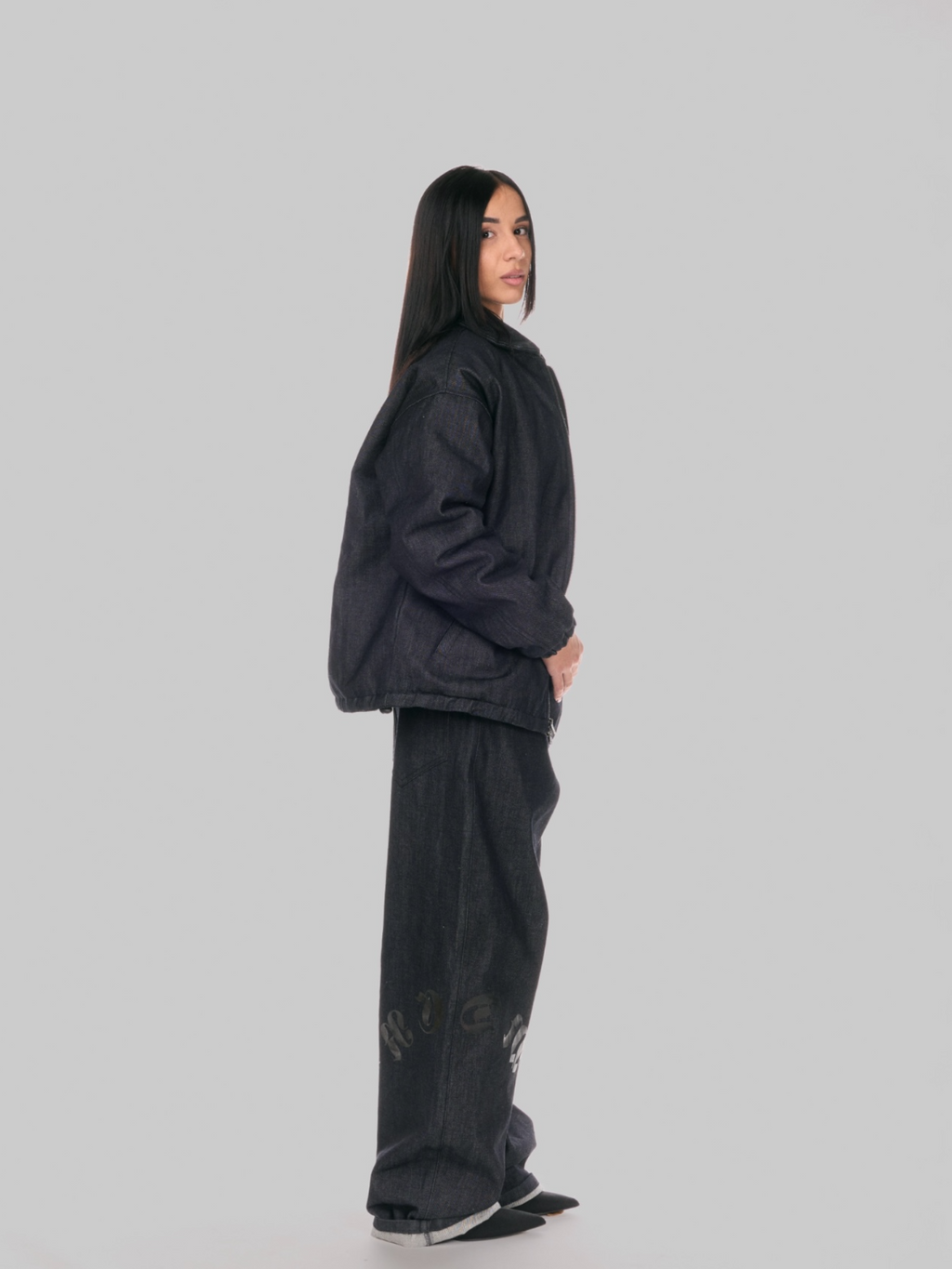 Classic jacket denim donna indossata dalla modella vista laterale 