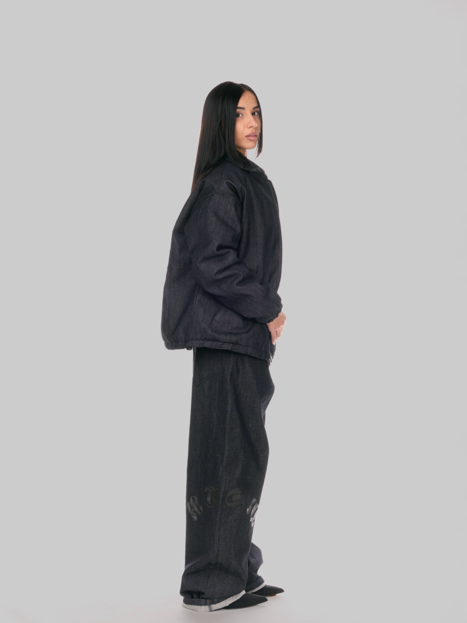 Classic jacket denim donna indossata dalla modella vista laterale 