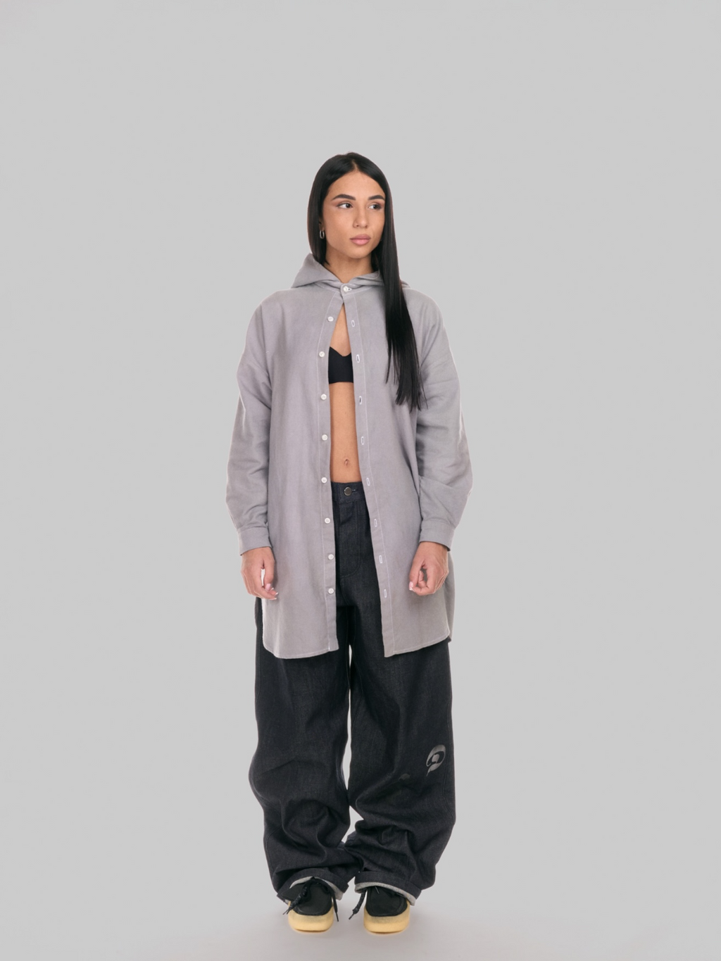 Classic pant denim donna indossato dalla modella ista frontale intera 