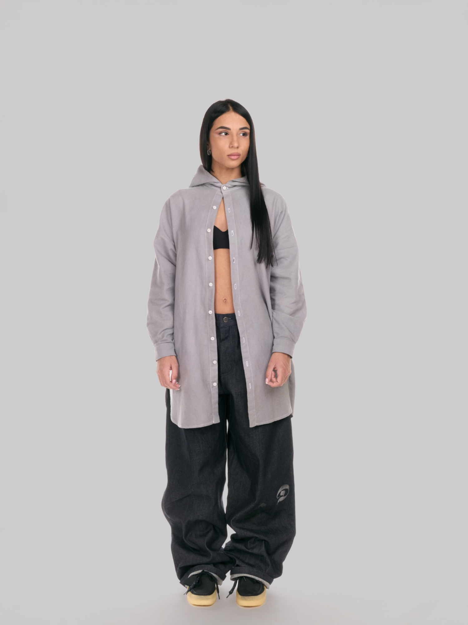 Classic pant denim donna indossato dalla modella ista frontale intera 