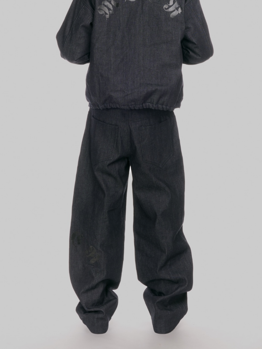 Classic pant denim mdcr uomo indossata dal modello vista posteriore 
