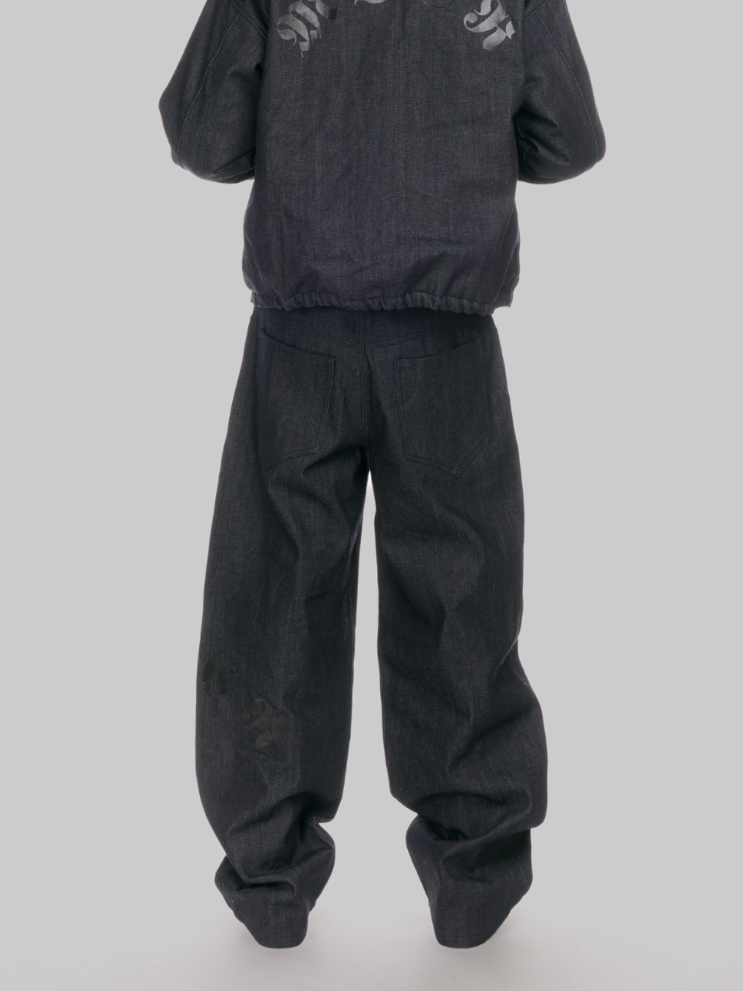 Classic pant denim mdcr uomo indossata dal modello vista posteriore 
