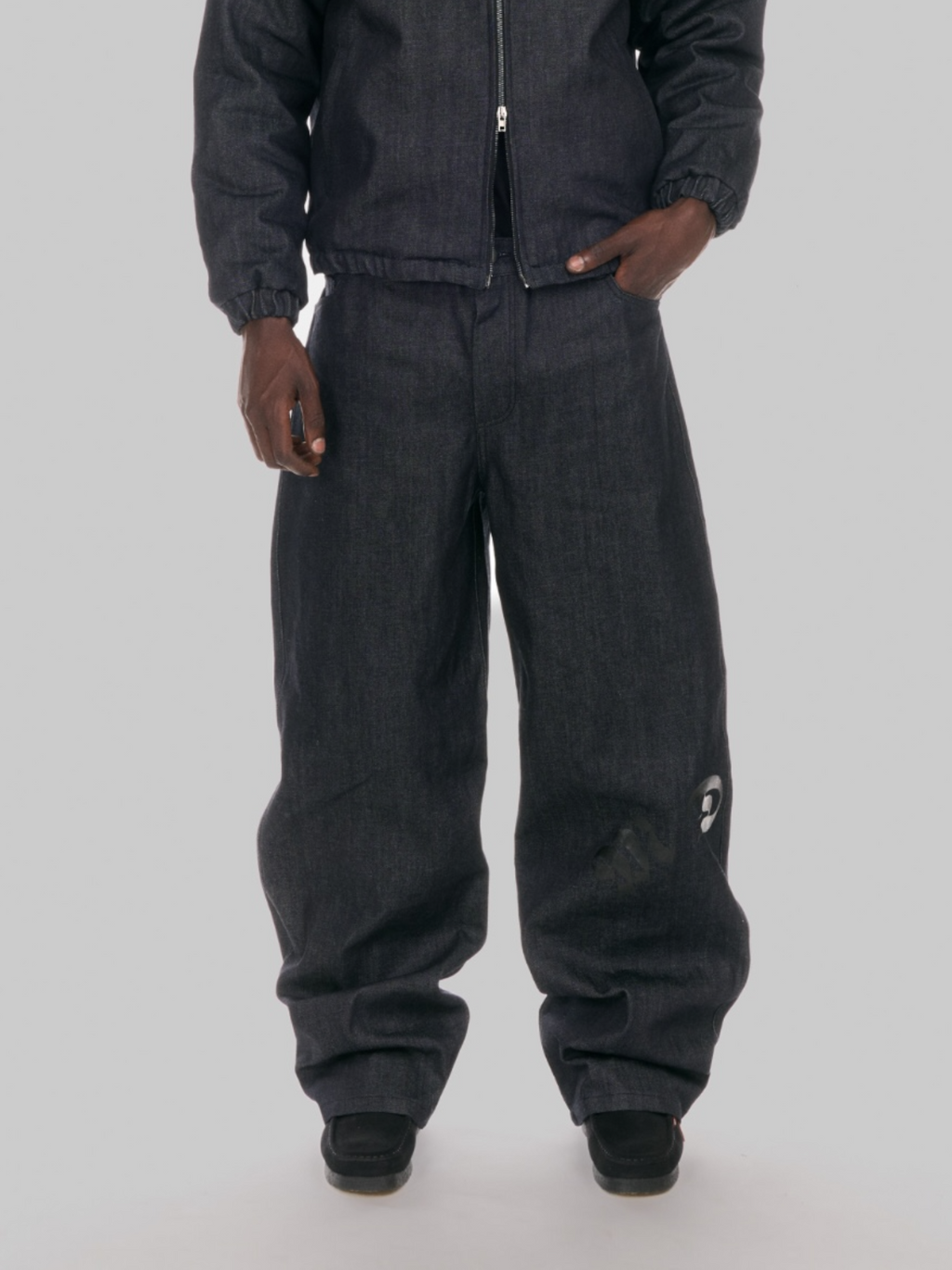 Classic pant denim mdcr uomo indossato dal modello 