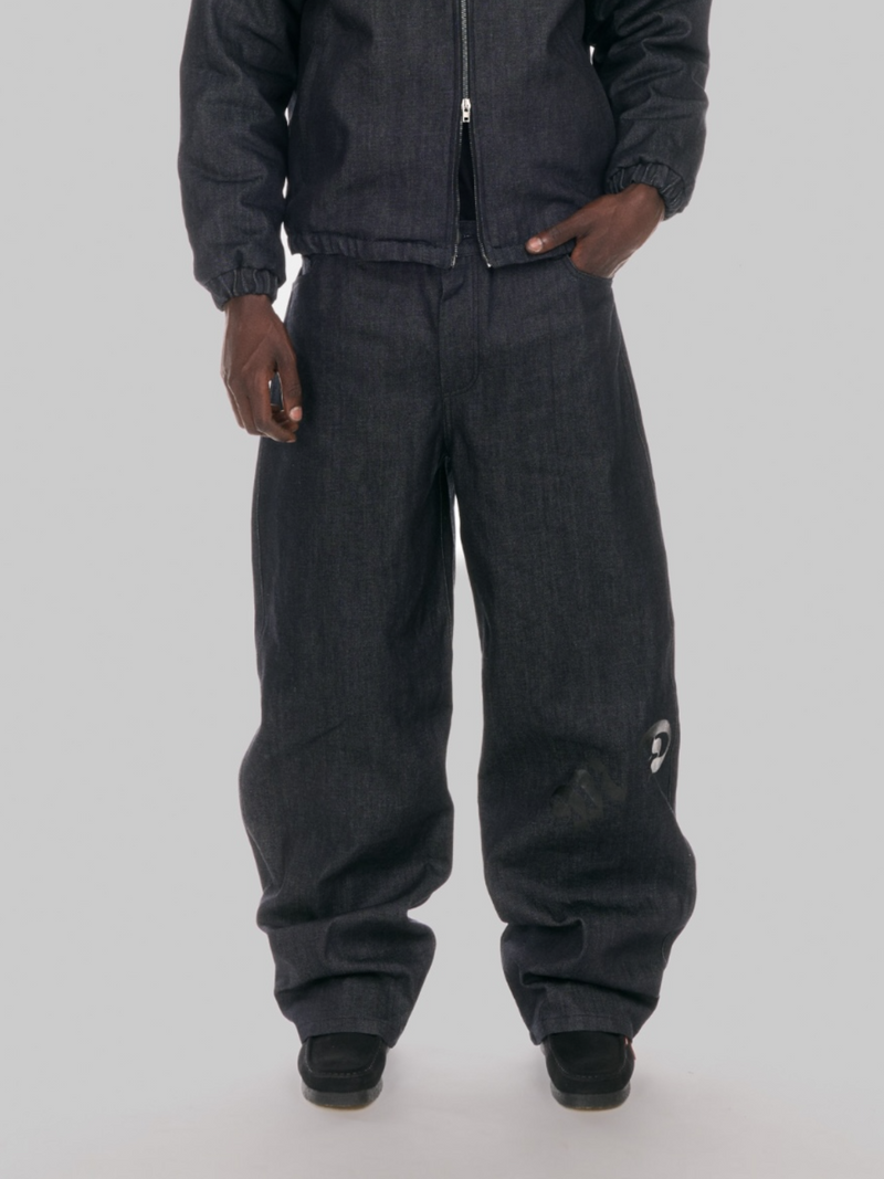 Classic pant denim mdcr uomo indossato dal modello 