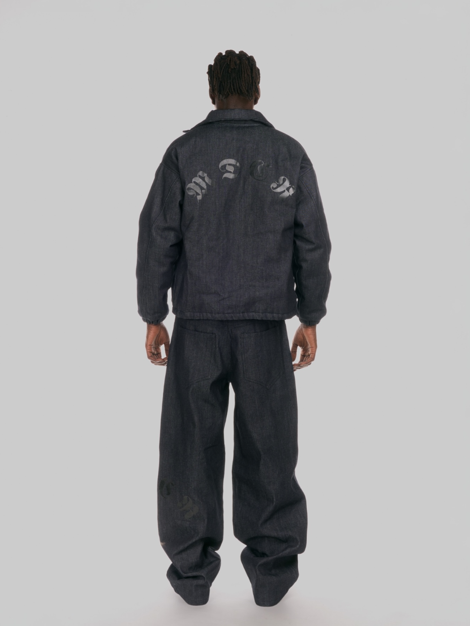 Classic pant denim mdcr uomo indossato dal modello vista intera posteriore 