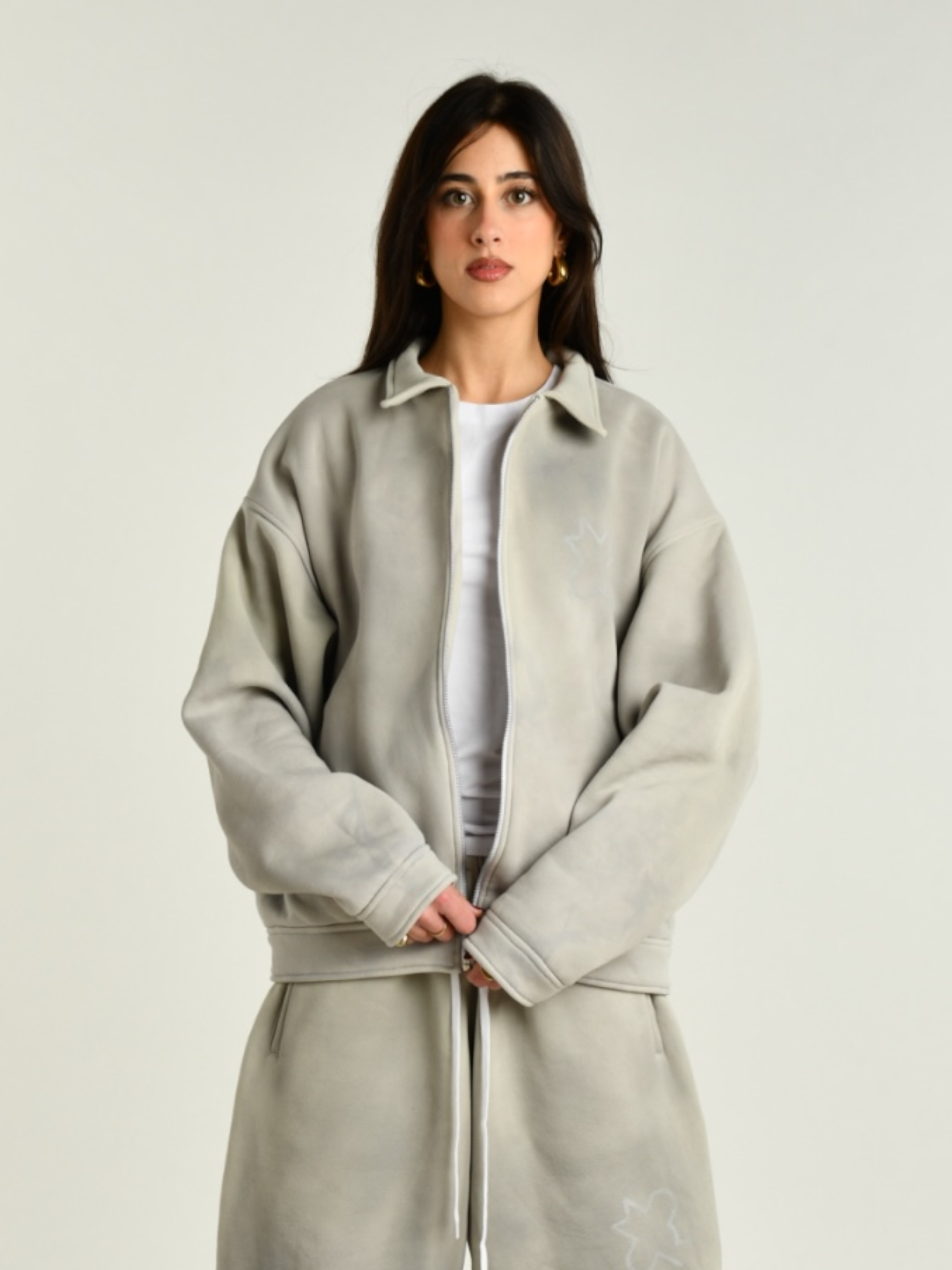 Crewneck grigio donna indossata dalla modella vista con zip aperta