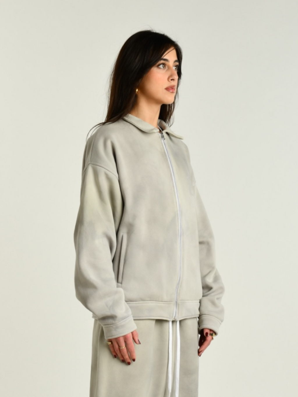 Crewneck grigio donna indossata dalla modella vista laterale 
