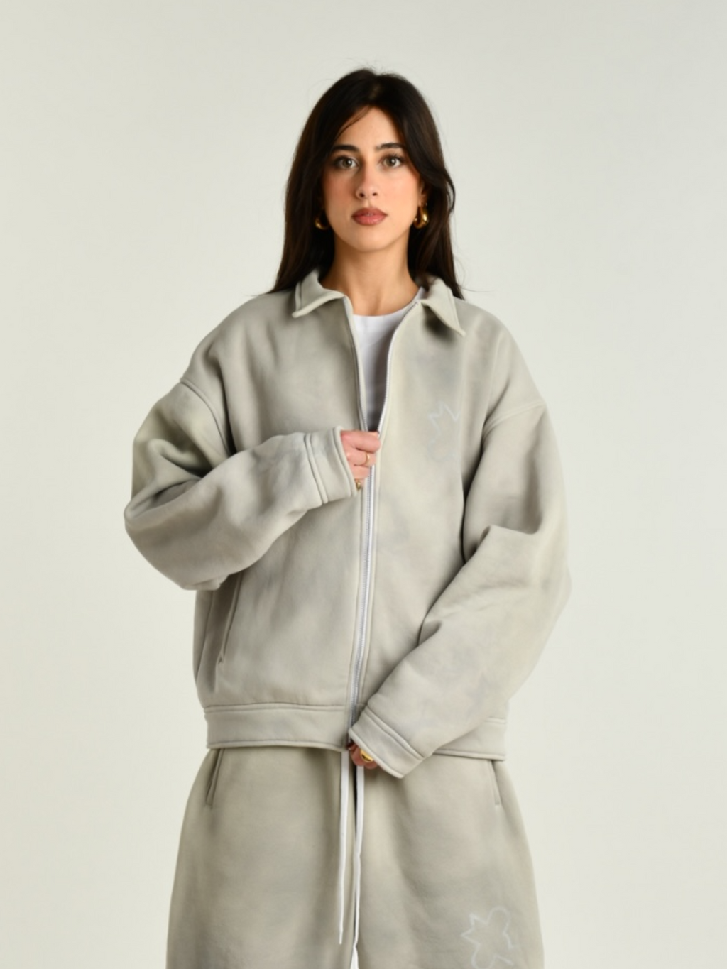 Crewneck grigio donna indossata dalla modella vista con zip chiusa 