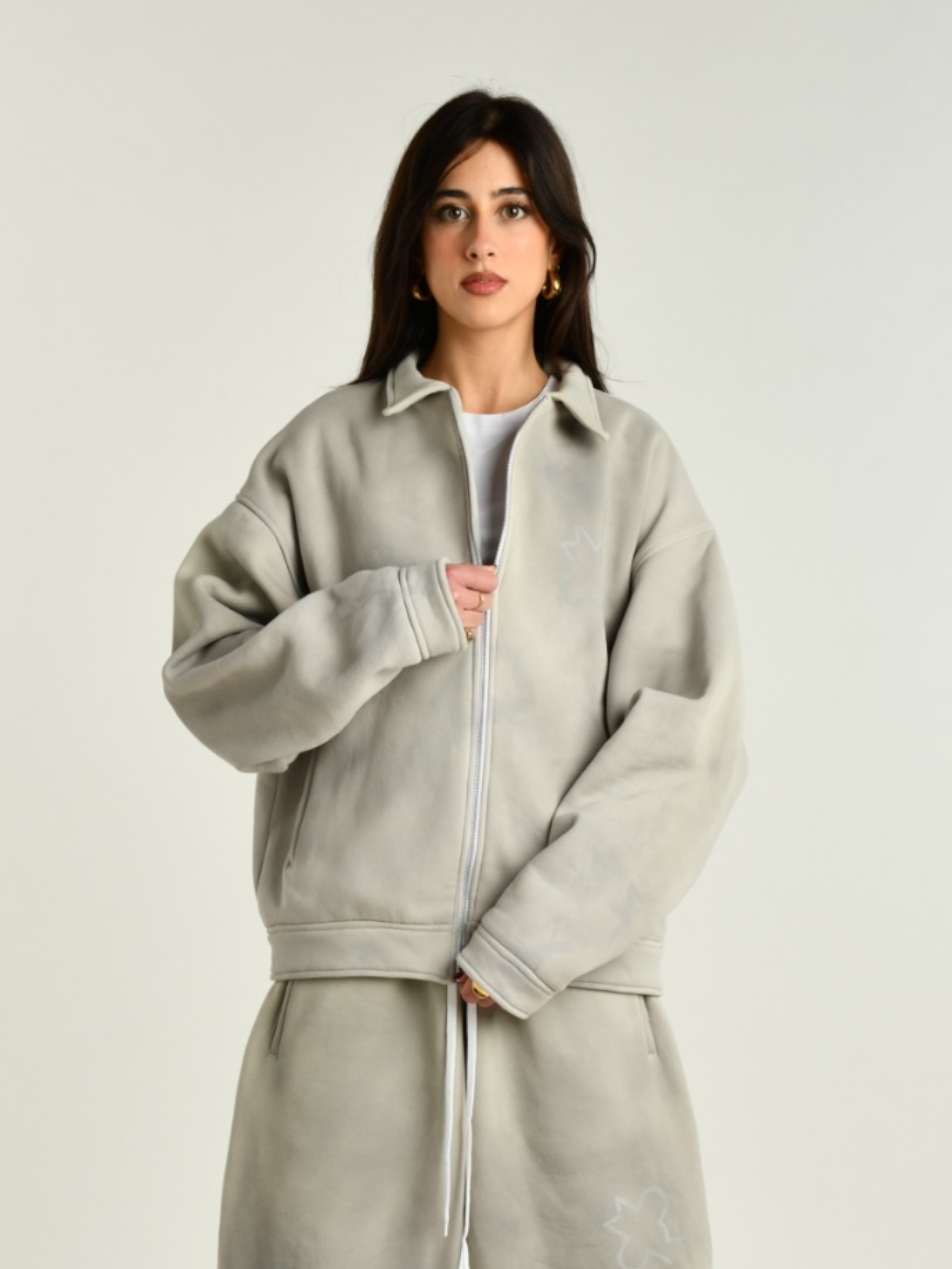 Crewneck grigio donna indossata dalla modella vista con zip chiusa 