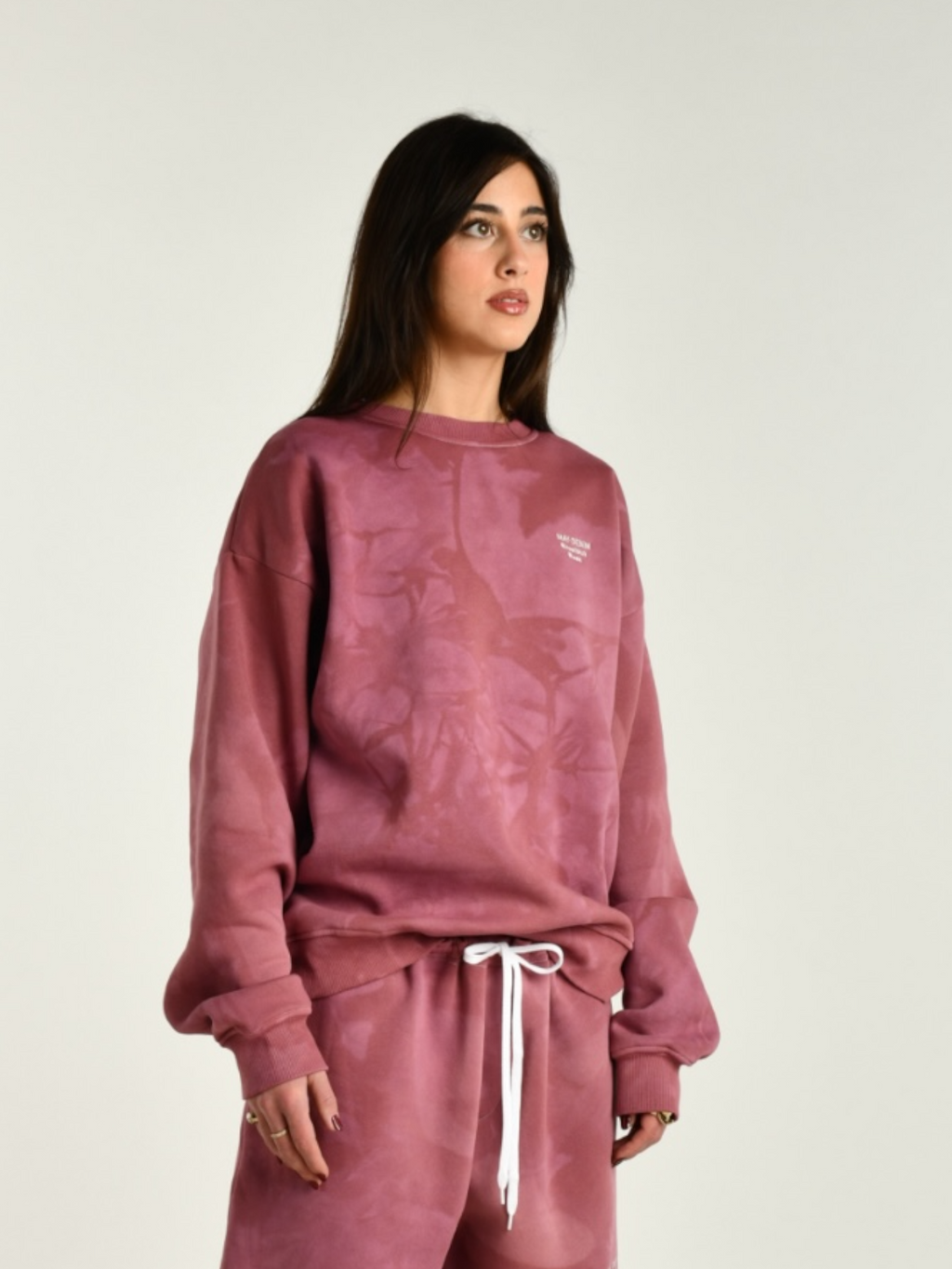 Crewneck rossa donna indossata dalla modella vista laterale 