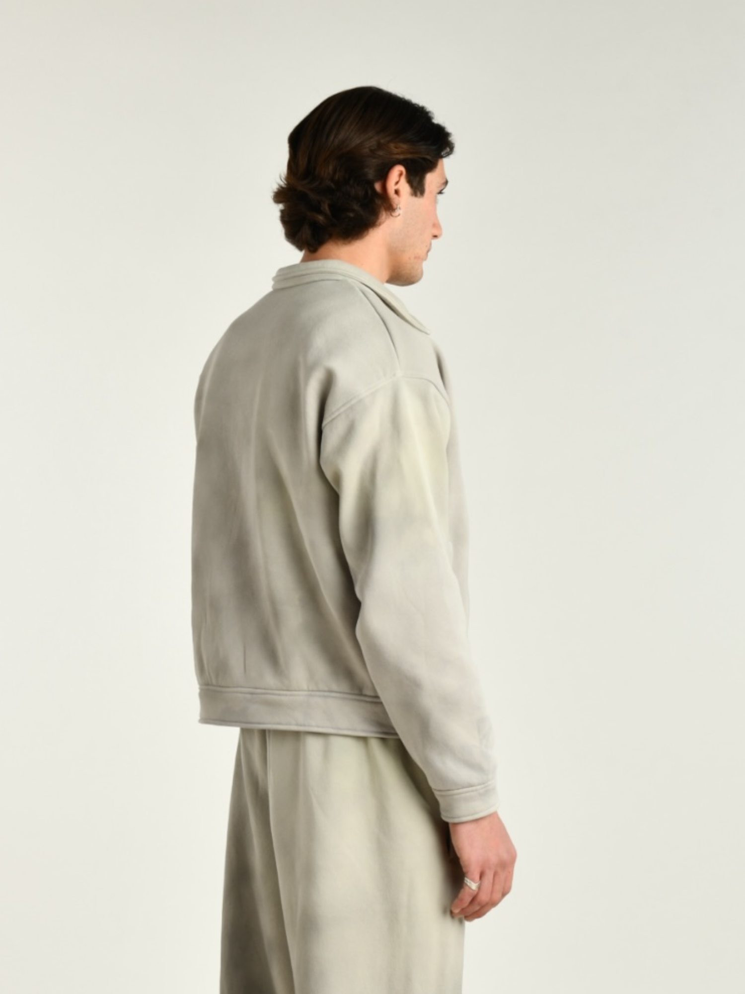 Crewneck uomo grigia indossata dal modello vista posteriore 