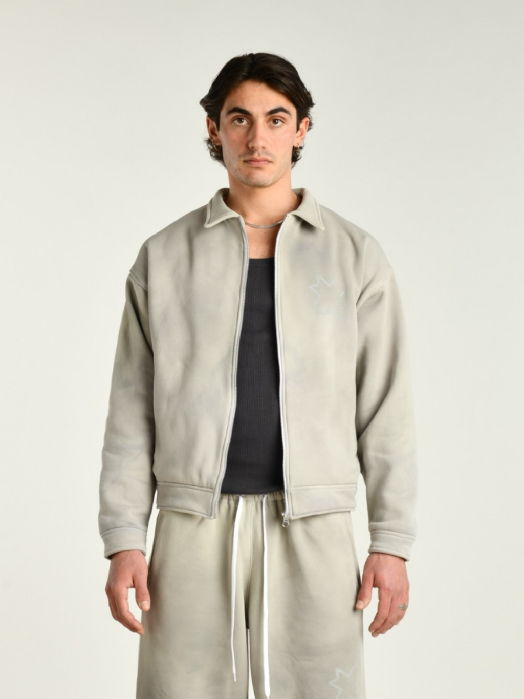 Crewneck uomo grigio indossata dal modello zip aperta 