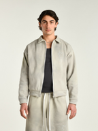 Crewneck uomo grigio indossata dal modello zip aperta 