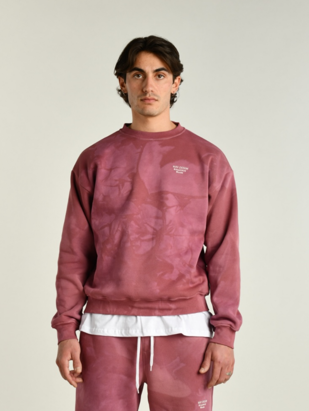 Crewneck uomo rossa indossata dal modello vista frontale 