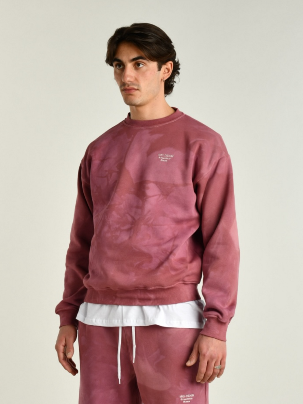 Crewneck uomo rossa indossata dal modello vista laterale 