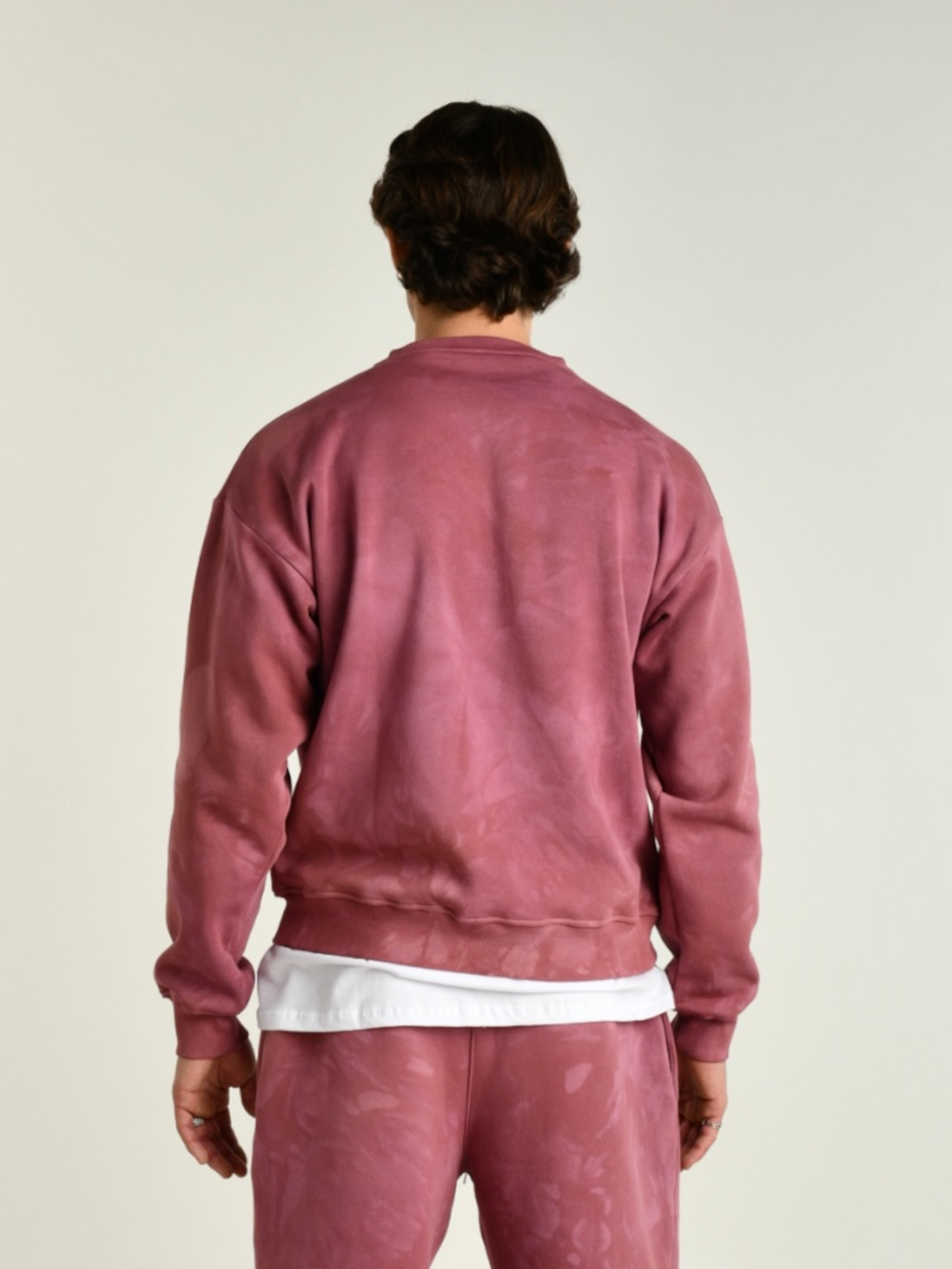 Crewneck uomo rossa indossata dal modello vista posteriore 