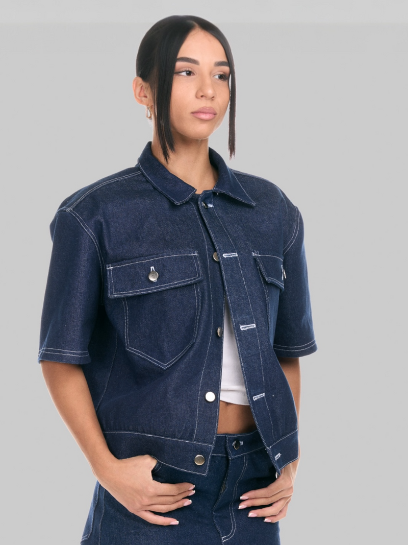 Cropped jacket donna indossata dalla modella vista frontale 