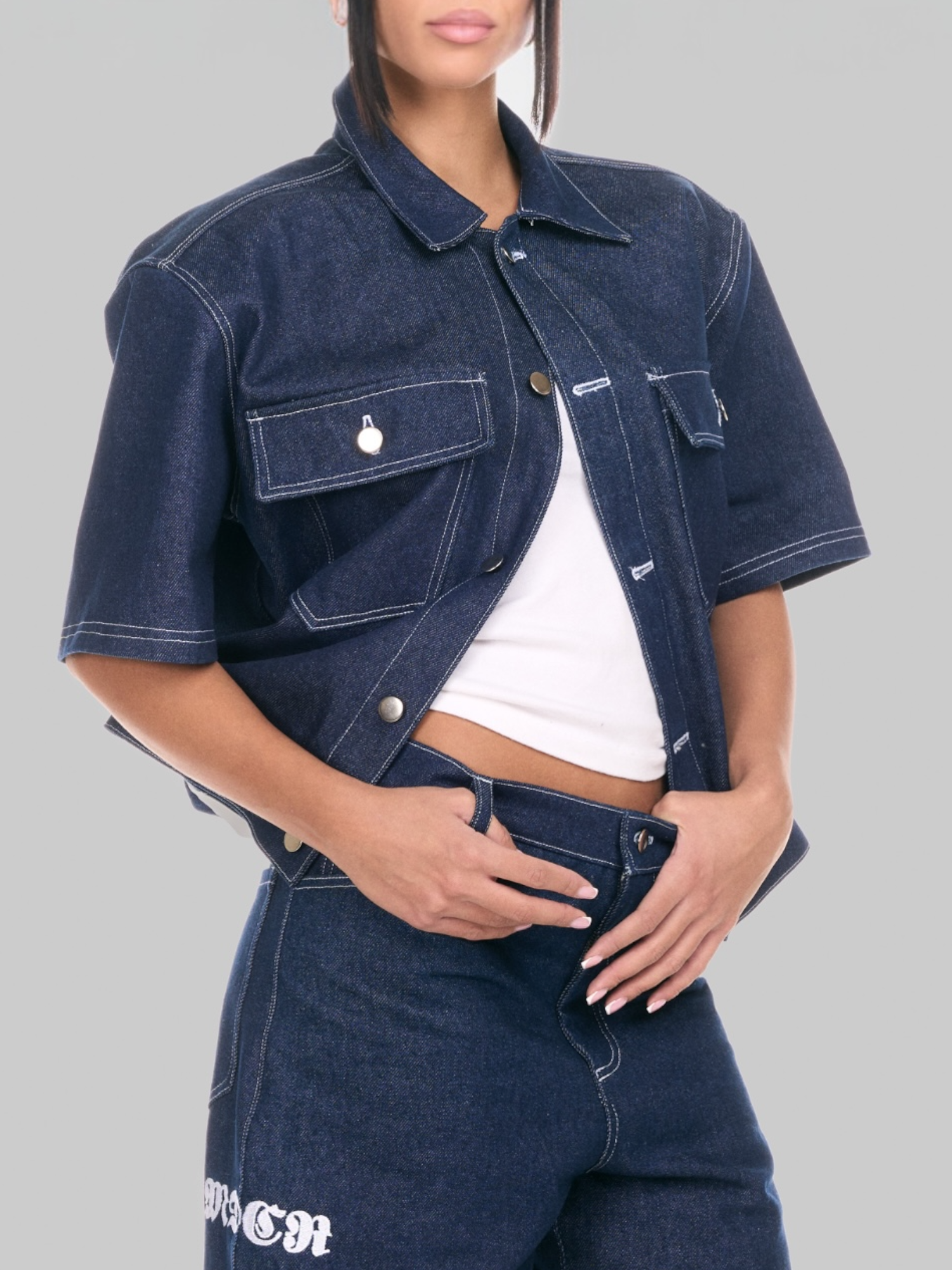 Cropped jacket donna indossata dalla modella con prospettiva 