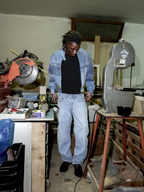 Flight denim bomber blu scuro uomo indossato dal modello vista intera frontale 