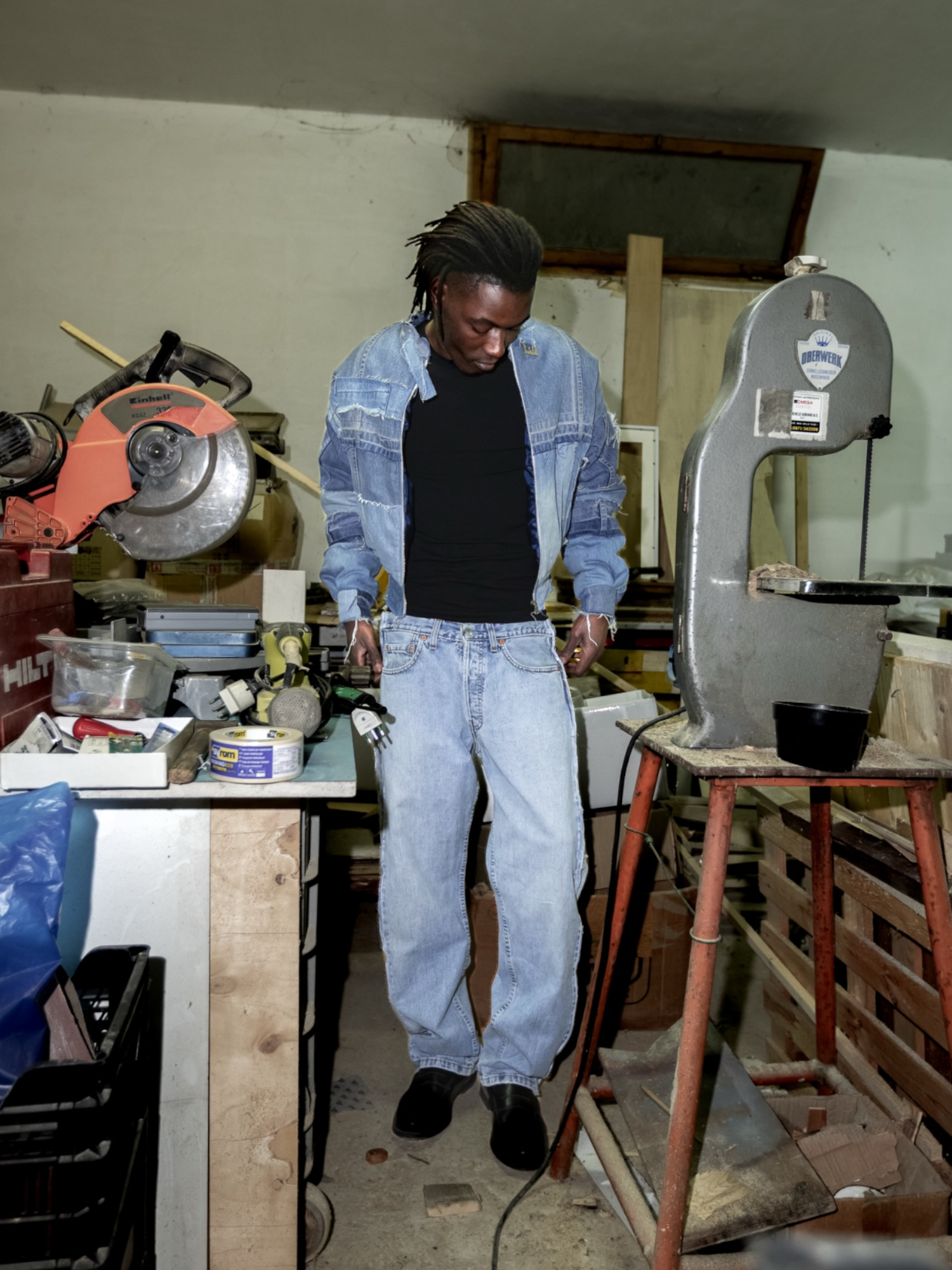 Flight denim bomber blu scuro uomo indossato dal modello vista intera frontale 