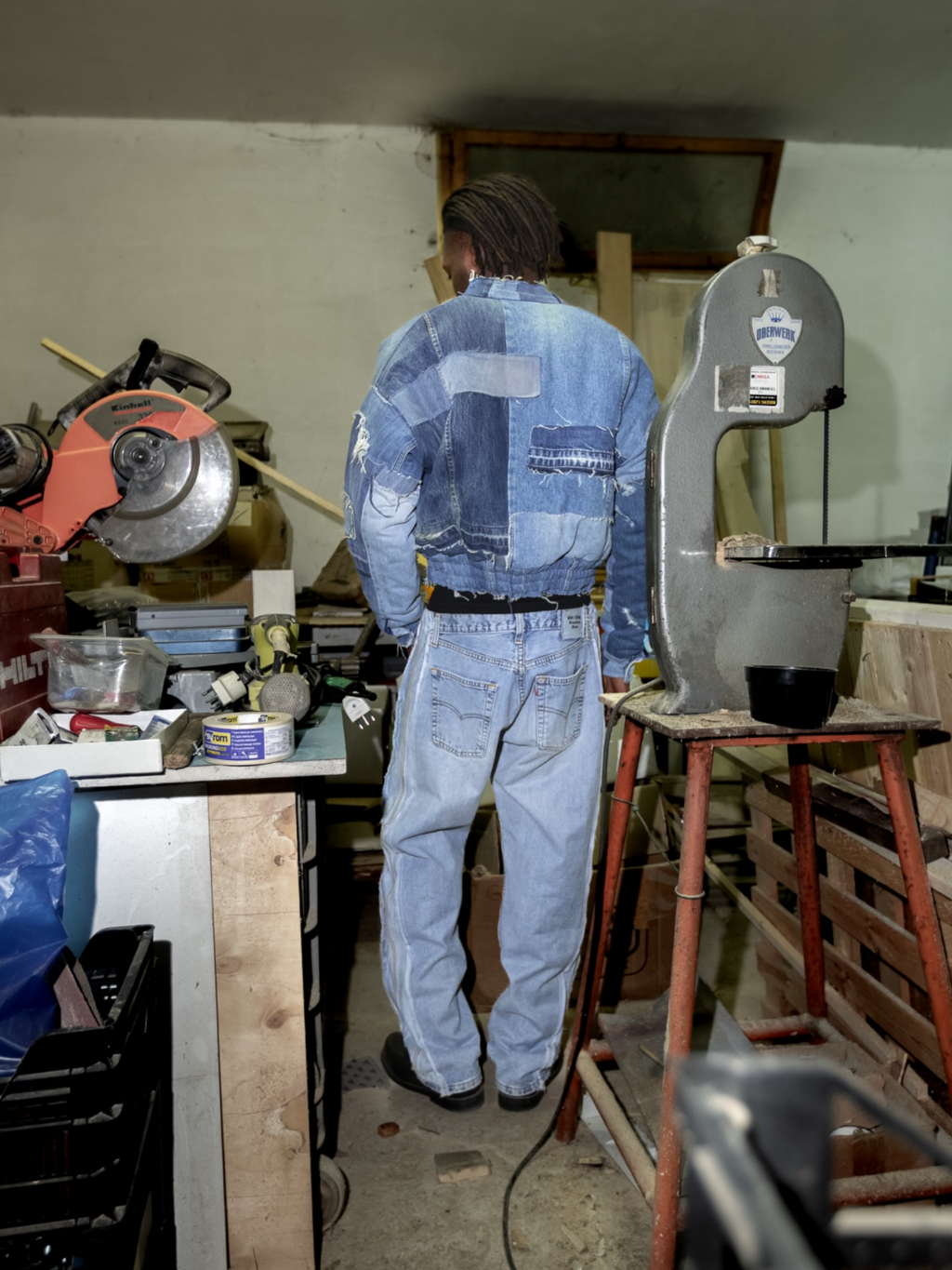 Flight denim bomber blu scuro uomo indossato dal modello vista posteriore 