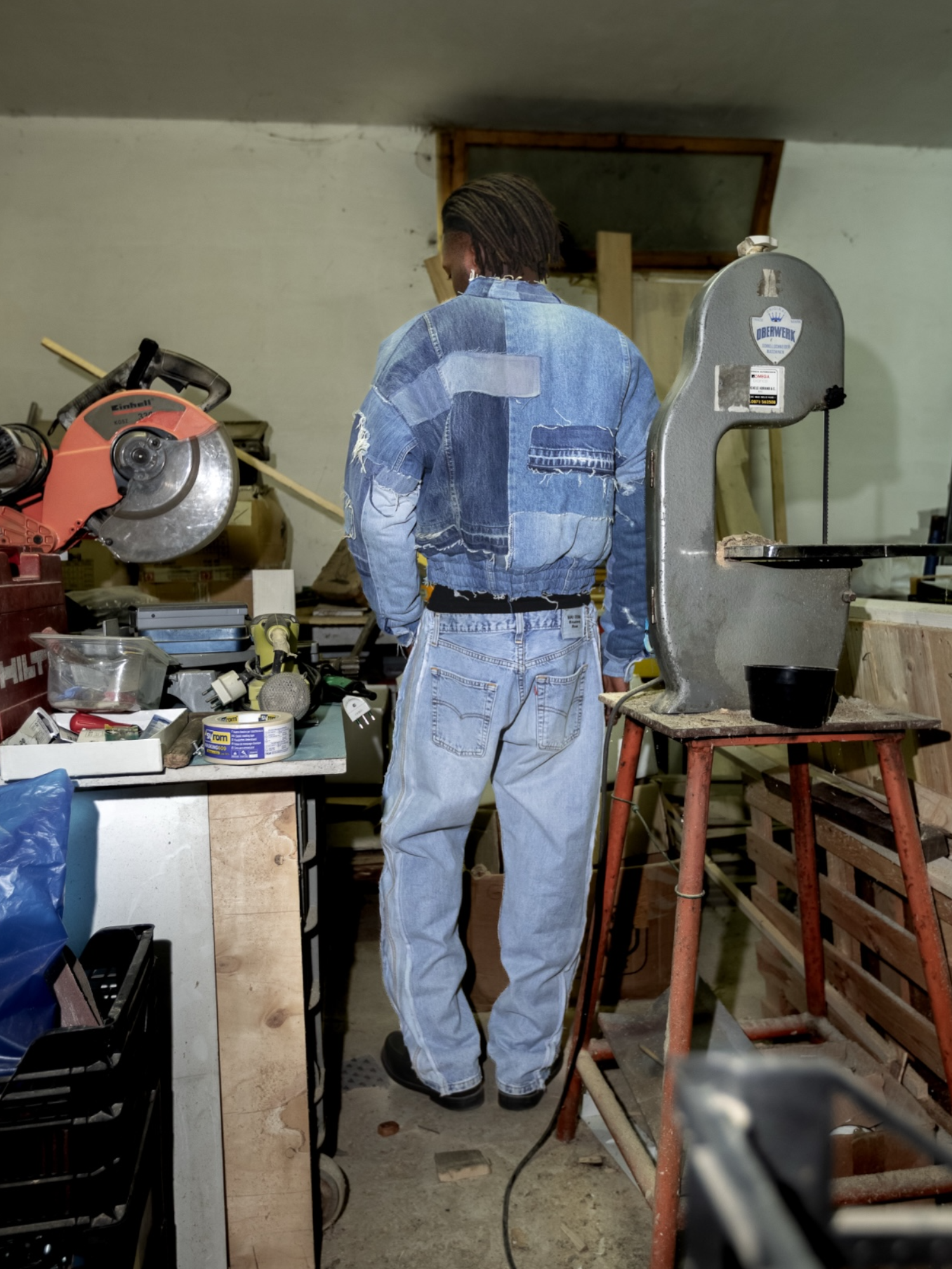 Flight denim bomber blu scuro uomo indossato dal modello vista posteriore 
