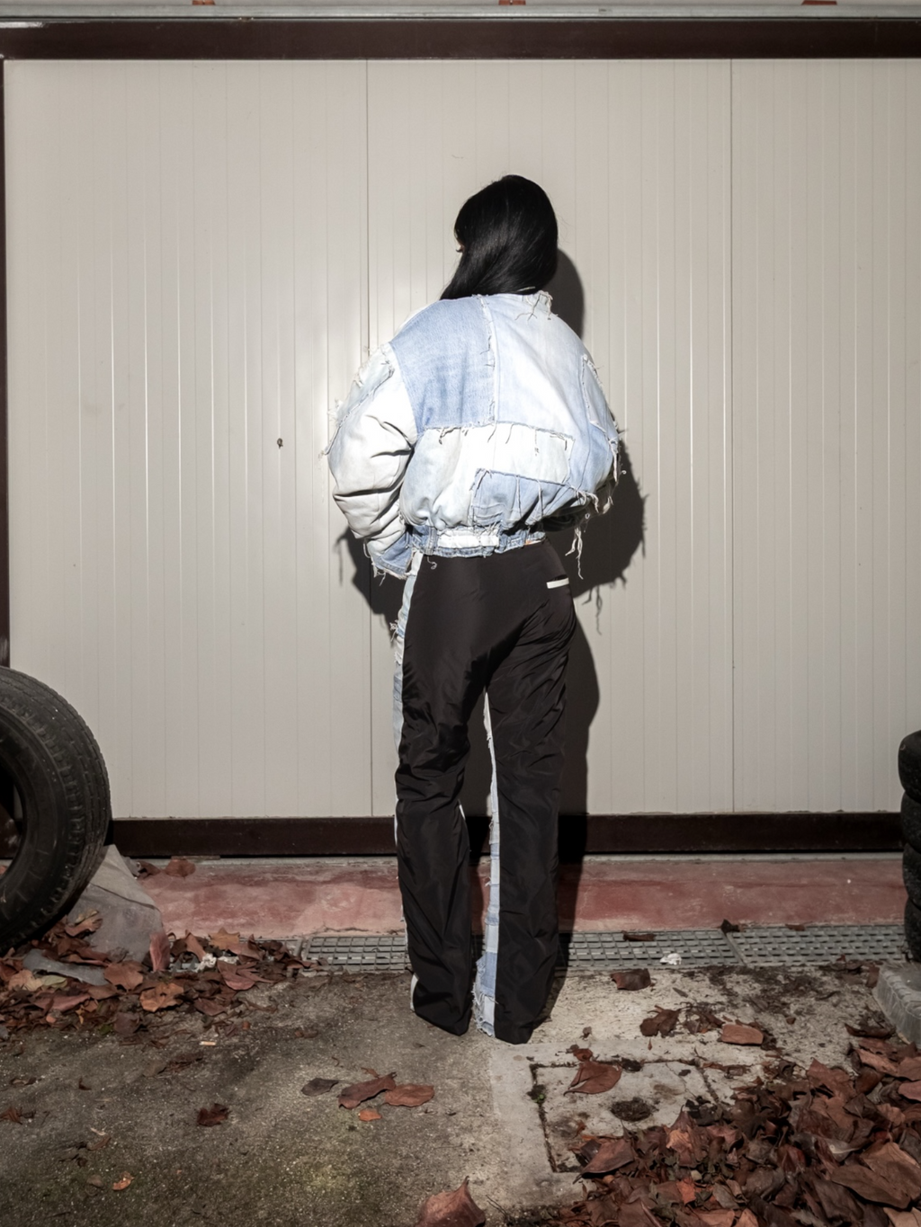 Flight denim bomber donna blu chiaro indossato dalla modella vista posteriore completa 