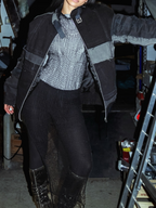 Flight denim bomber donna nero indossato dalla modella vista da vicino
