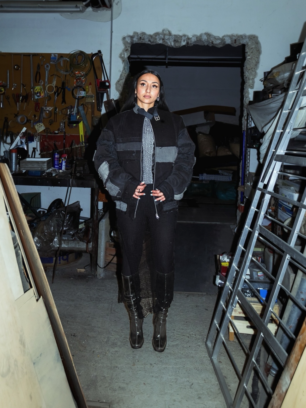 Flight denim bomber donna nero indossato dalla modella vista intera 