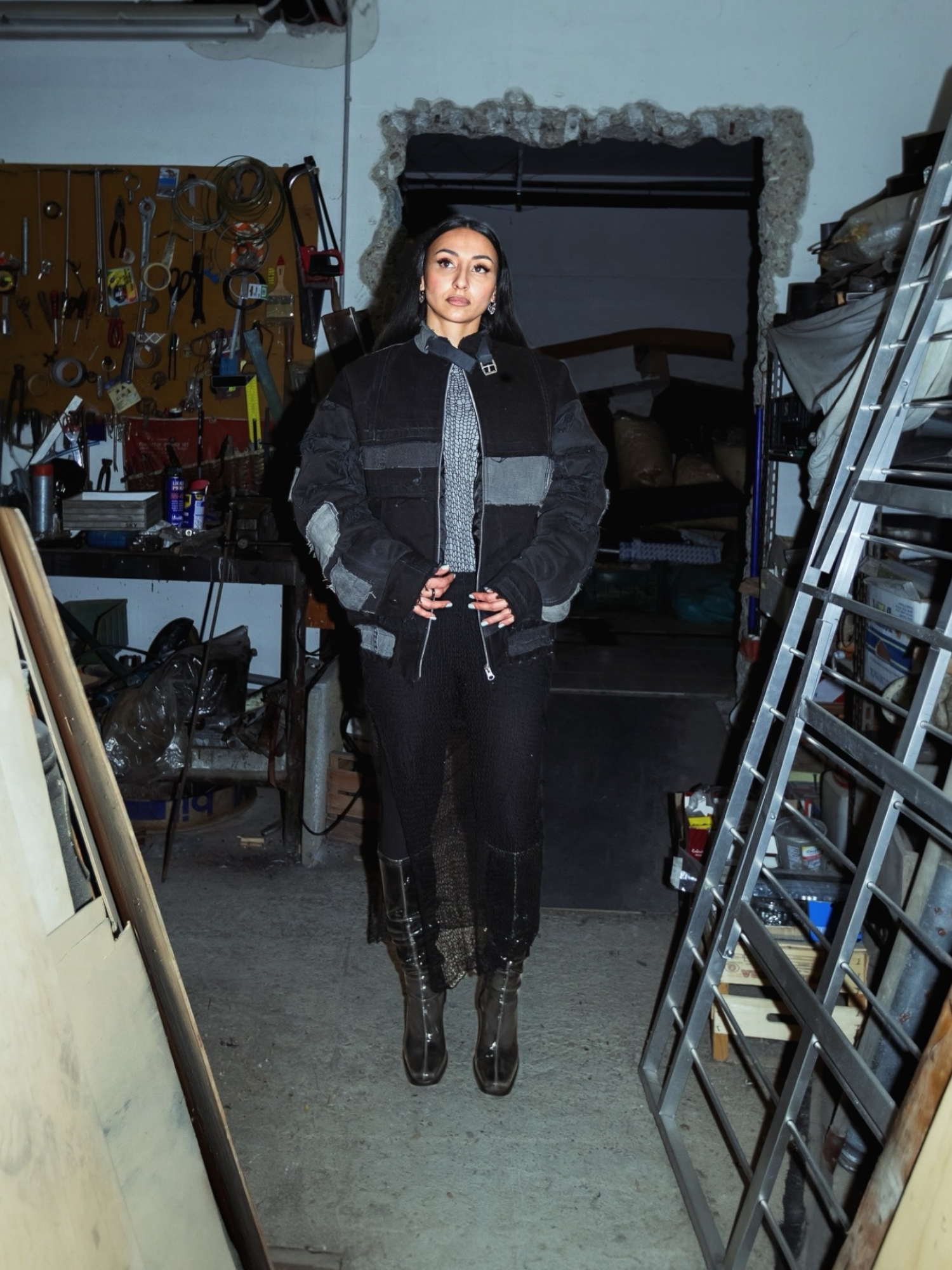 Flight denim bomber donna nero indossato dalla modella vista intera 