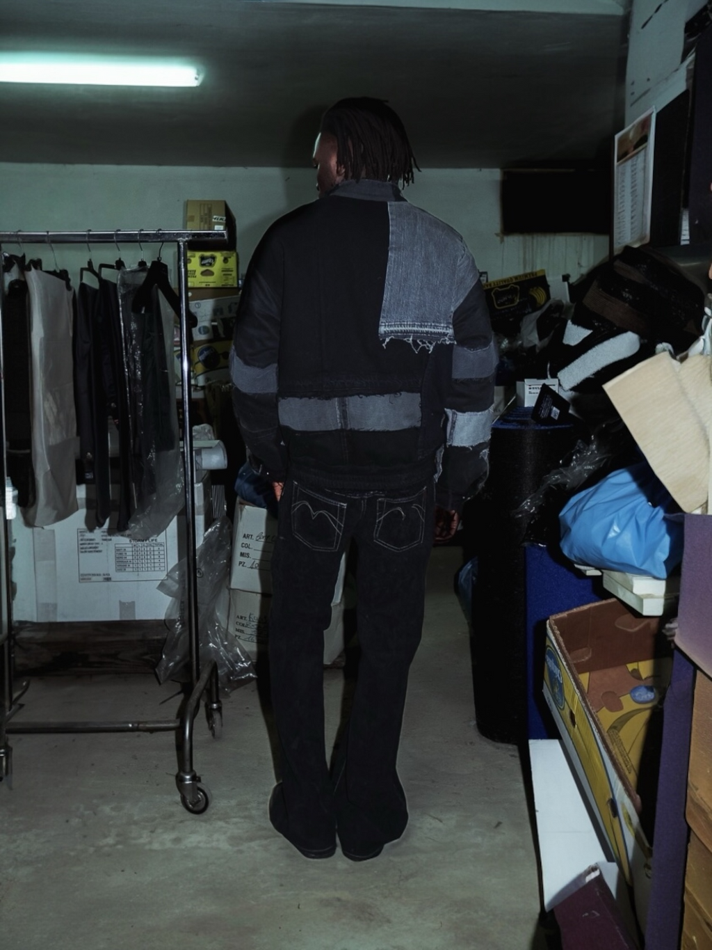Flight denim bomber nero indossato dal modello uomo 