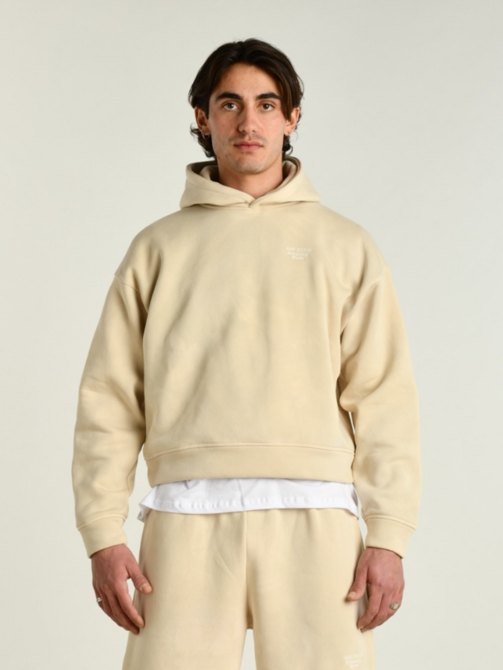 Hoodie beige uomo indossata dal modello vista frontale 