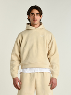Hoodie beige uomo indossata dal modello vista frontale 