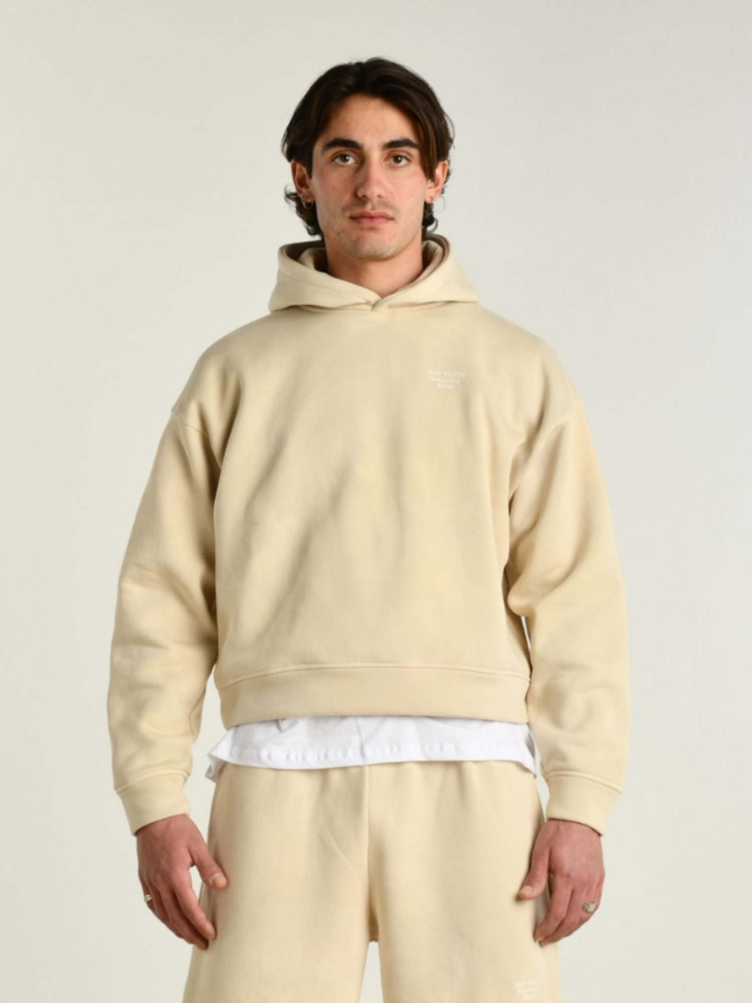 Hoodie beige uomo indossata dal modello vista frontale 