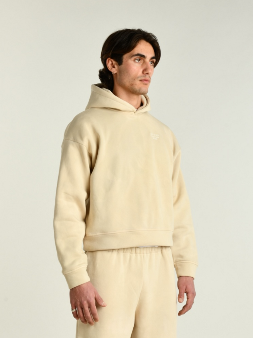 Hoodie beige uomo indiossata dal modello vista laterale 