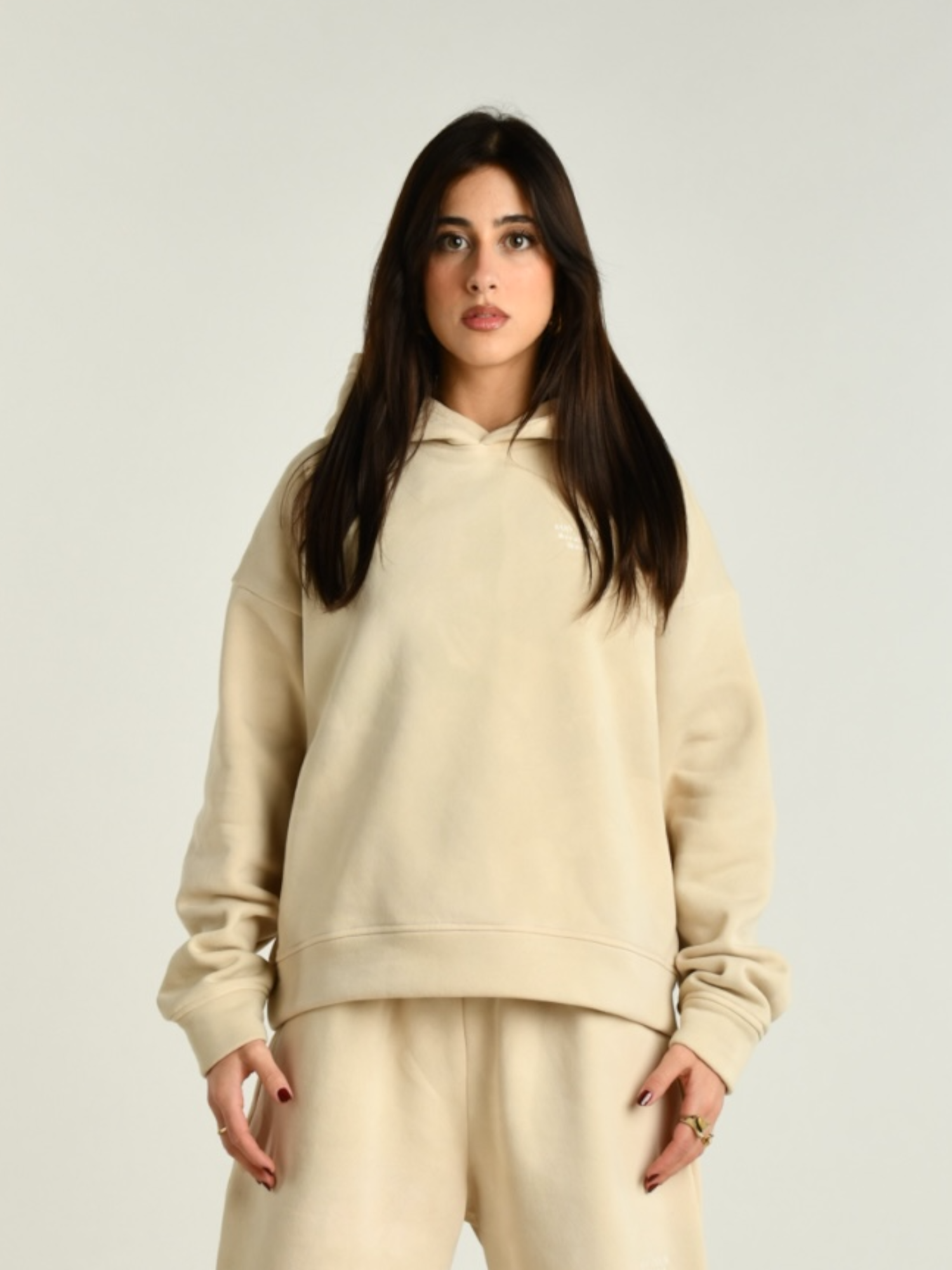 Hoodie donna beige indossata dalla modella vista frontale 