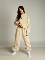 Hoodie donna beige indossata dalla modella visione intera frontale 