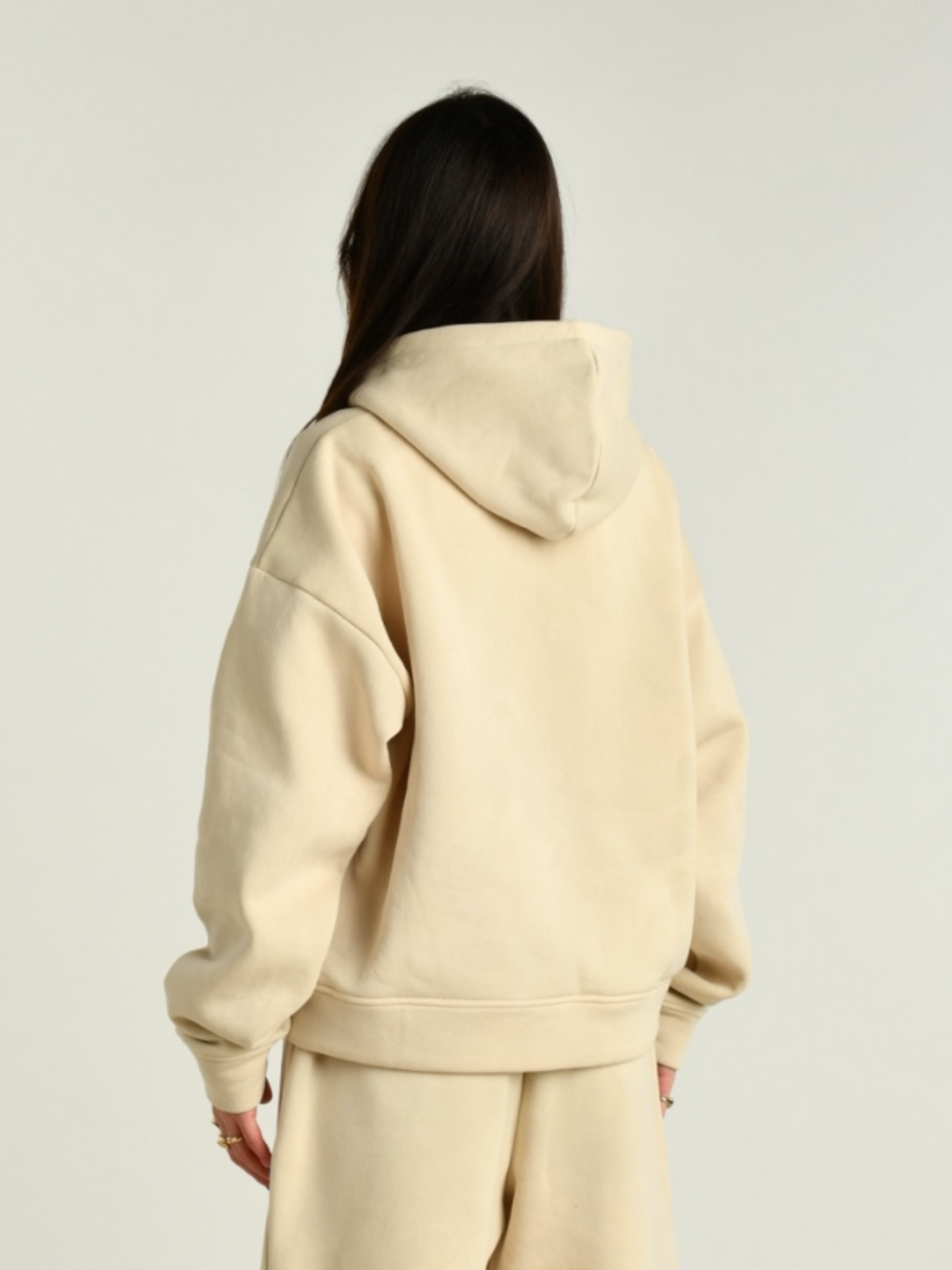 Hoodie donna beige indossata dalla modella vista posteriore 