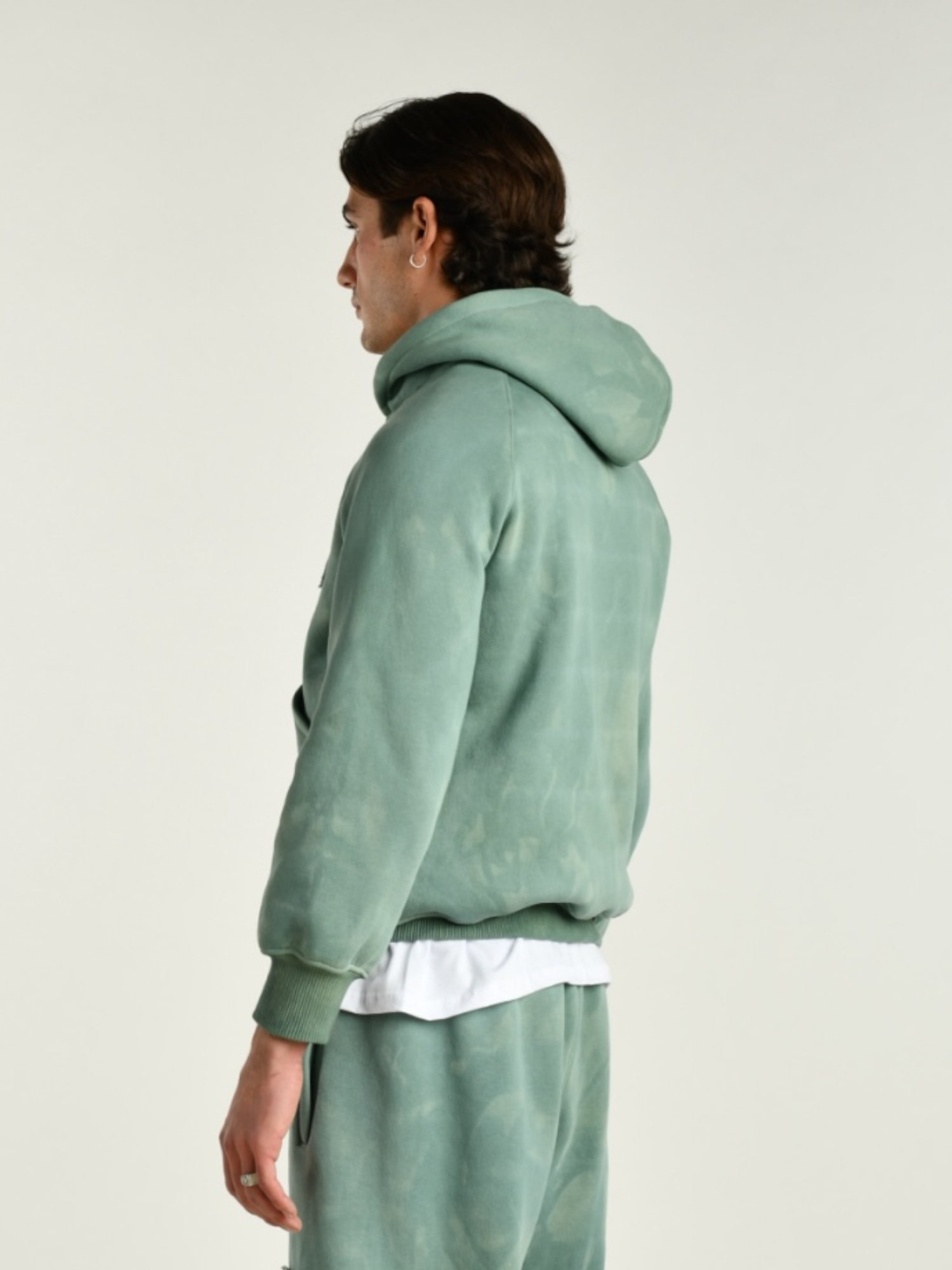 Hoodie uomo verde indossata dal modello vista laterale 