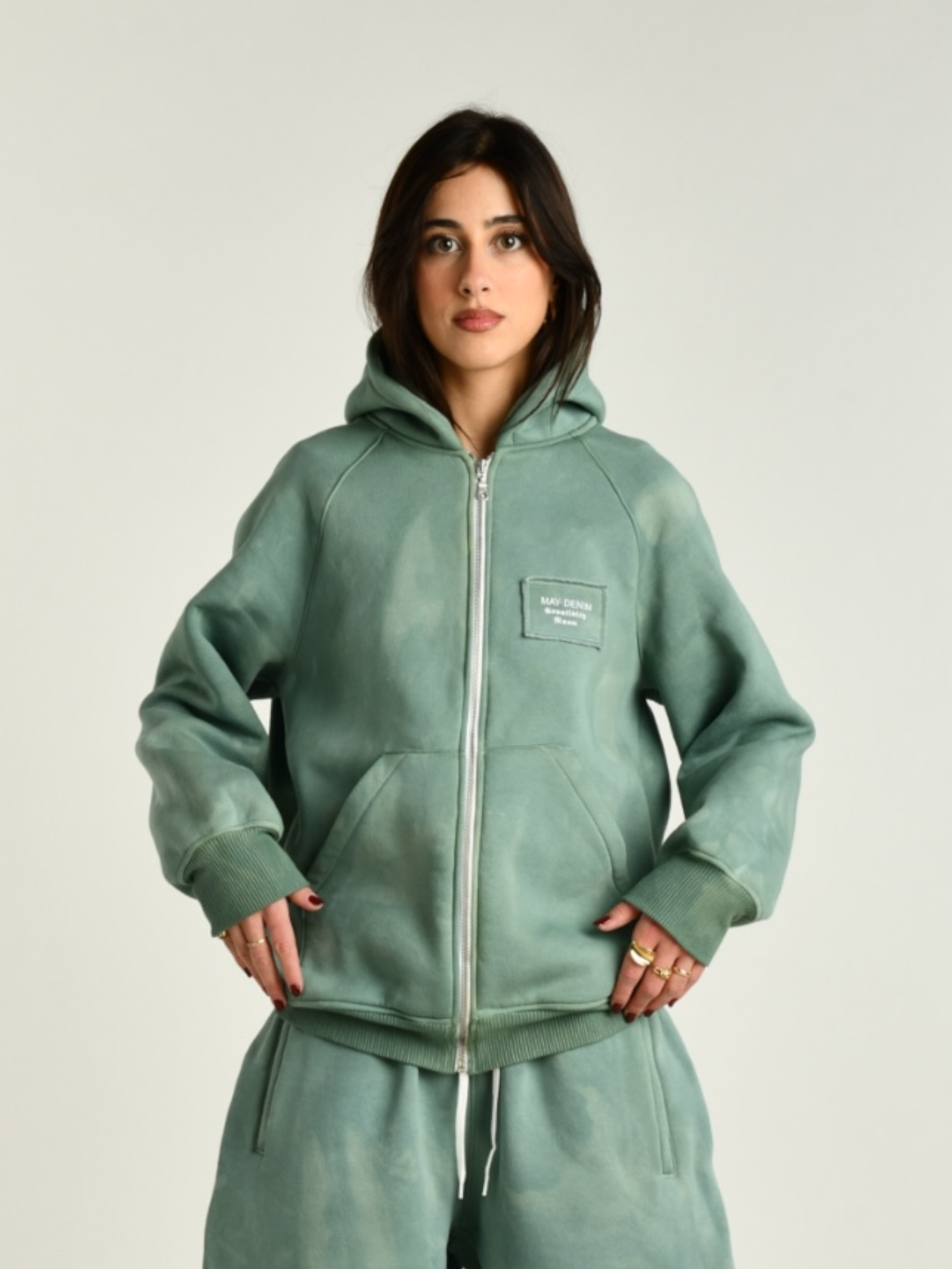 Hoodie verde donna indossata dalla modella vista frontale 