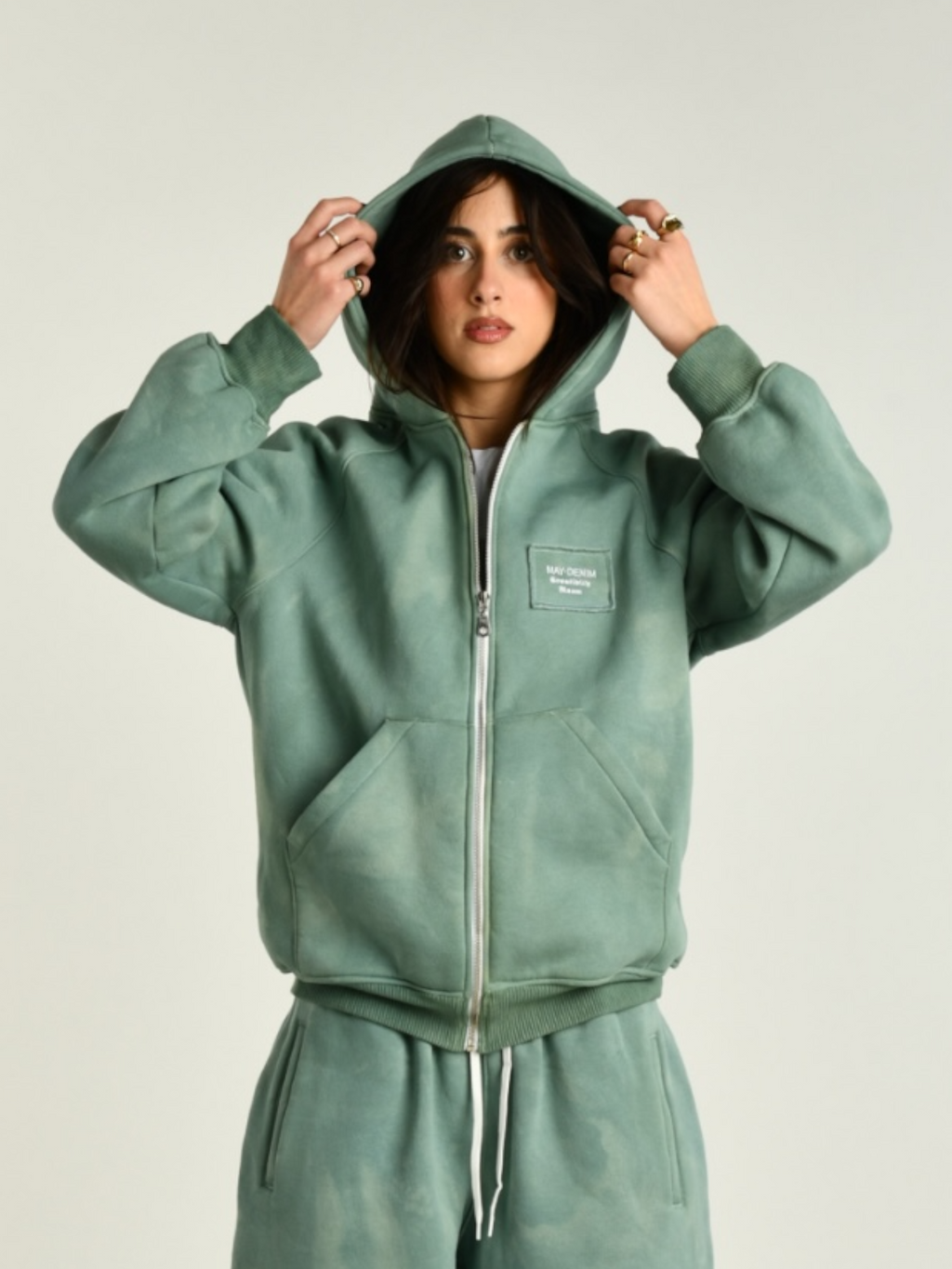 Hoodie verde donna indossata dalla modella vista con cappuccio 