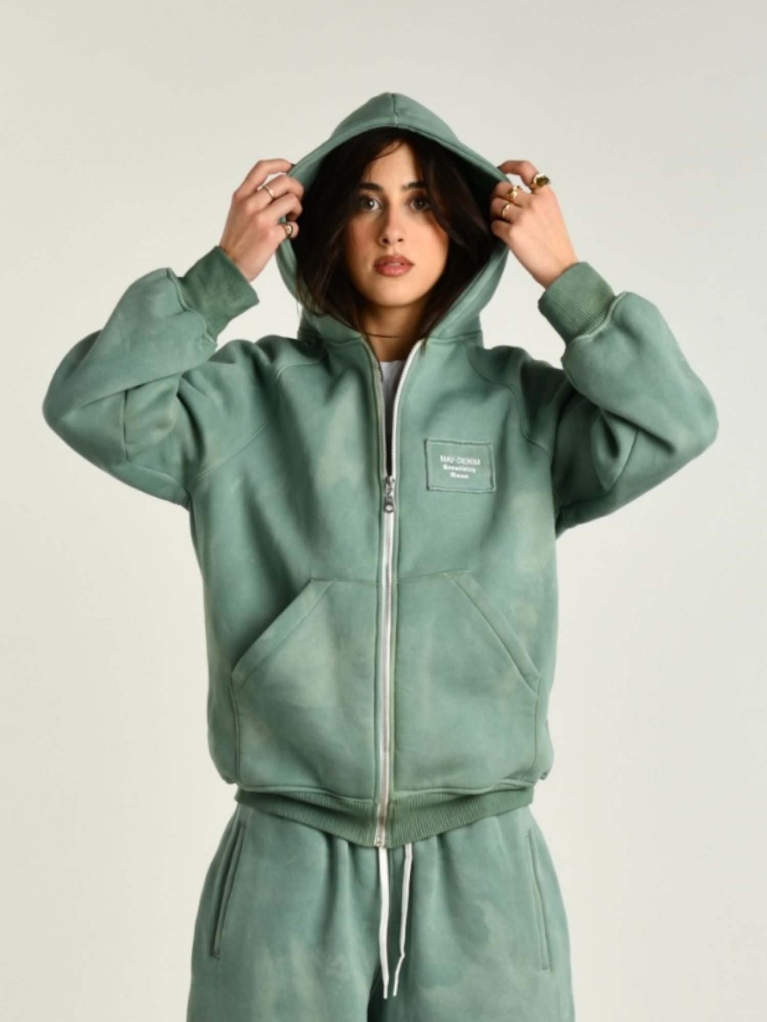 Hoodie verde donna indossata dalla modella vista con cappuccio 