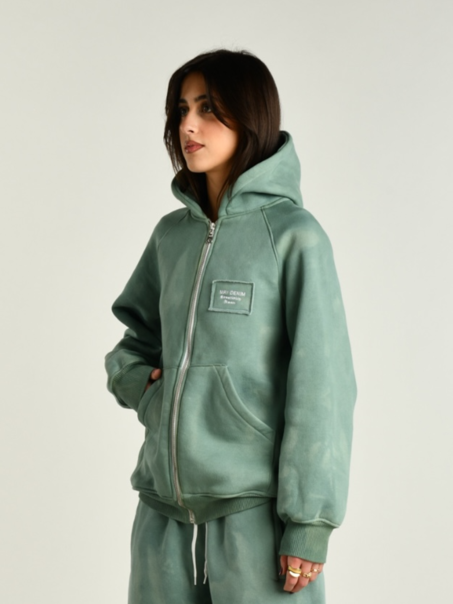 Hoodie verde donna indossata dalla modella vista laterale 