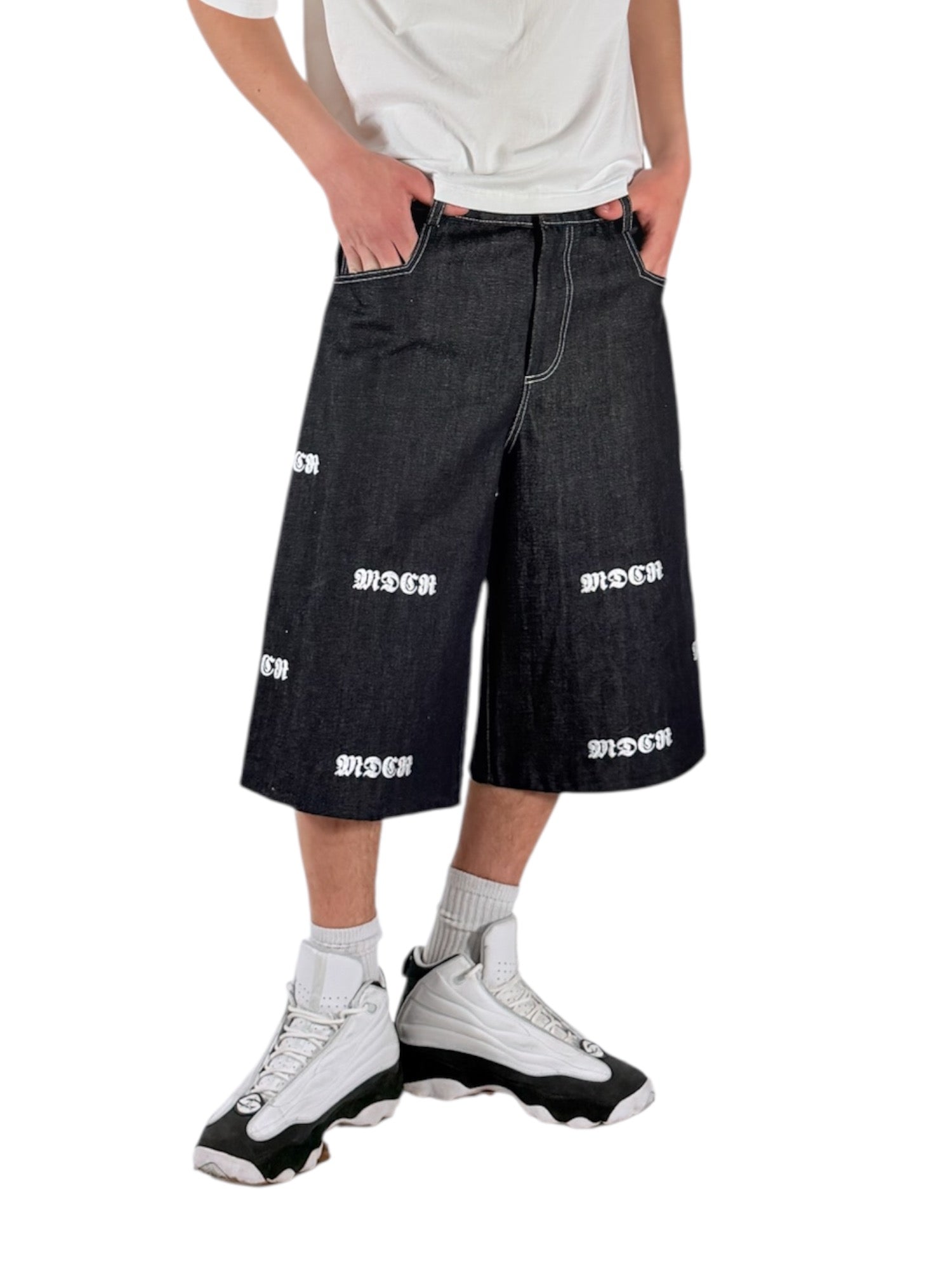 MDCR shorts indossato dal modello vista frontale 