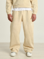 Pantalone beige uomo indossato dal modello vista frontale 